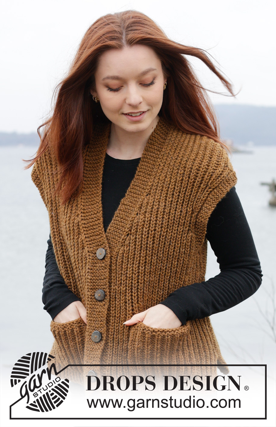 Caramel Ridge / DROPS 244-20 - Gebreide top in DROPS Alaska. Het werk wordt van onder naar boven gebreid met Engelse patentsteek, v-hals, zakken en split in de zijkanten. Maten S - XXXL.