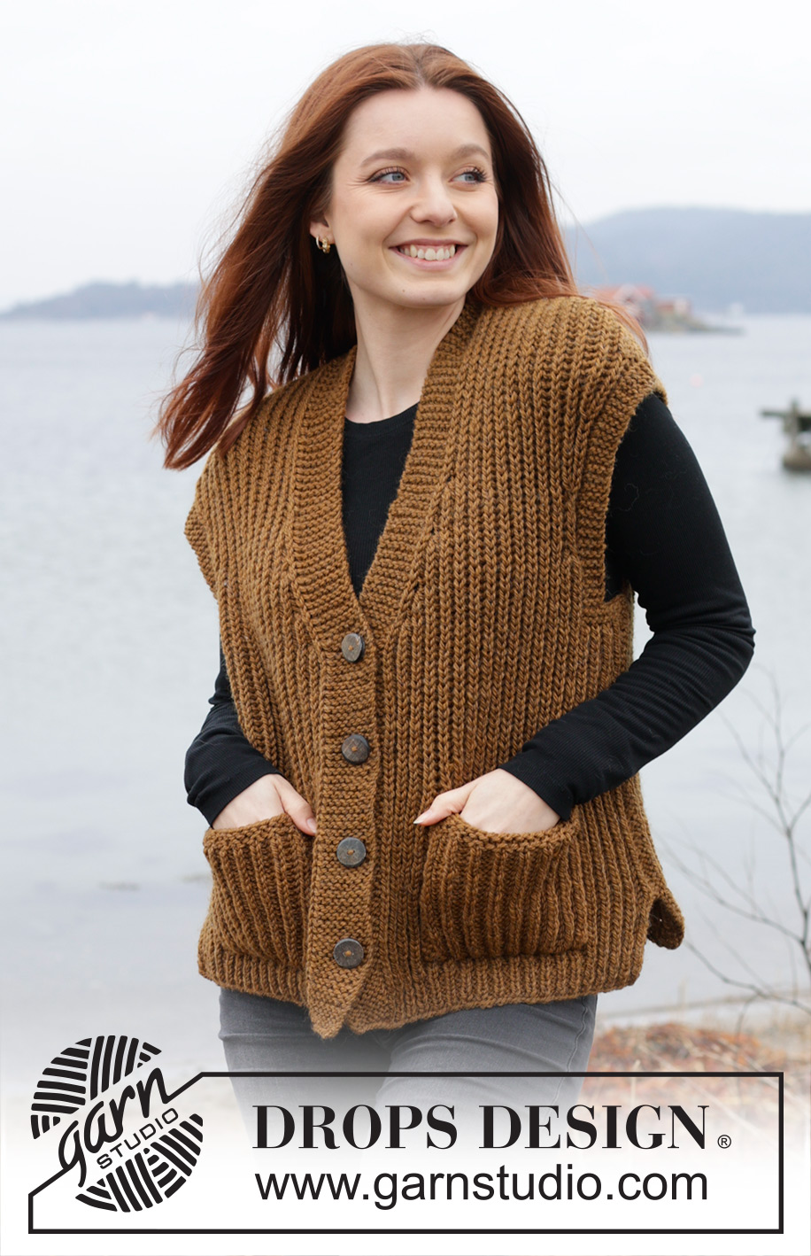 Caramel Ridge / DROPS 244-20 - Gebreide top in DROPS Alaska. Het werk wordt van onder naar boven gebreid met Engelse patentsteek, v-hals, zakken en split in de zijkanten. Maten S - XXXL.