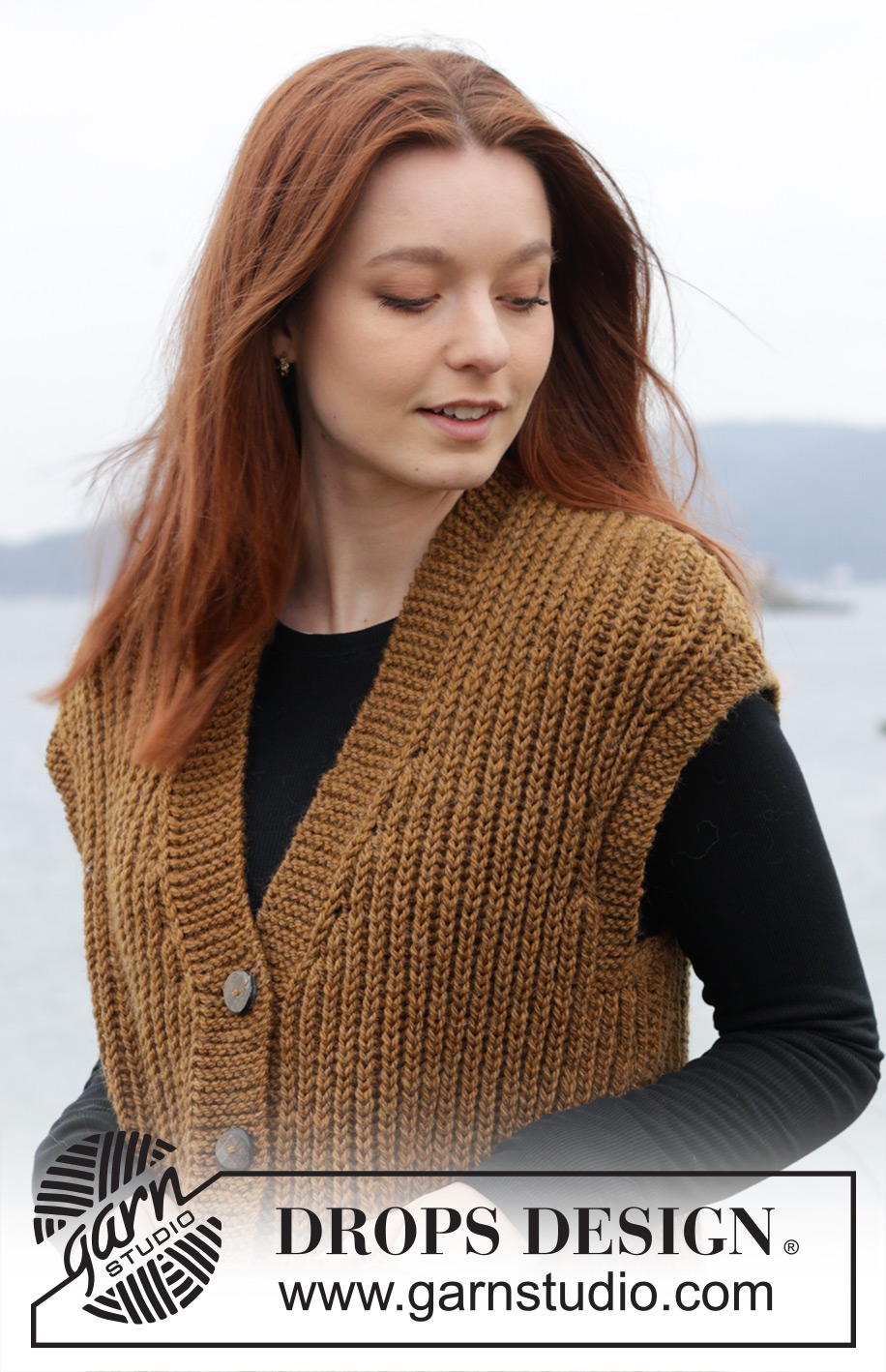 Caramel Ridge / DROPS 244-20 - Gebreide top in DROPS Alaska. Het werk wordt van onder naar boven gebreid met Engelse patentsteek, v-hals, zakken en split in de zijkanten. Maten S - XXXL.