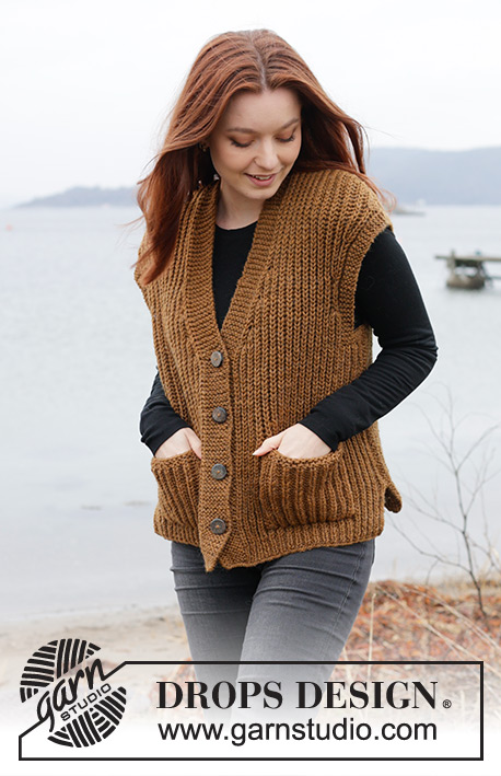 Caramel Ridge / DROPS 244-20 - Gebreide top in DROPS Alaska. Het werk wordt van onder naar boven gebreid met Engelse patentsteek, v-hals, zakken en split in de zijkanten. Maten S - XXXL.