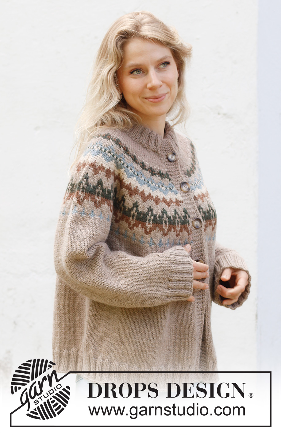 Autumn Reflections Cardigan / DROPS 244-23 - Ylhäältä alas neulottu jakku DROPS Nepal-langasta. Työssä on kaarroke, kirjoneuletta ja kaksinkertainen pääntien reunus. Koot S-XXXL.