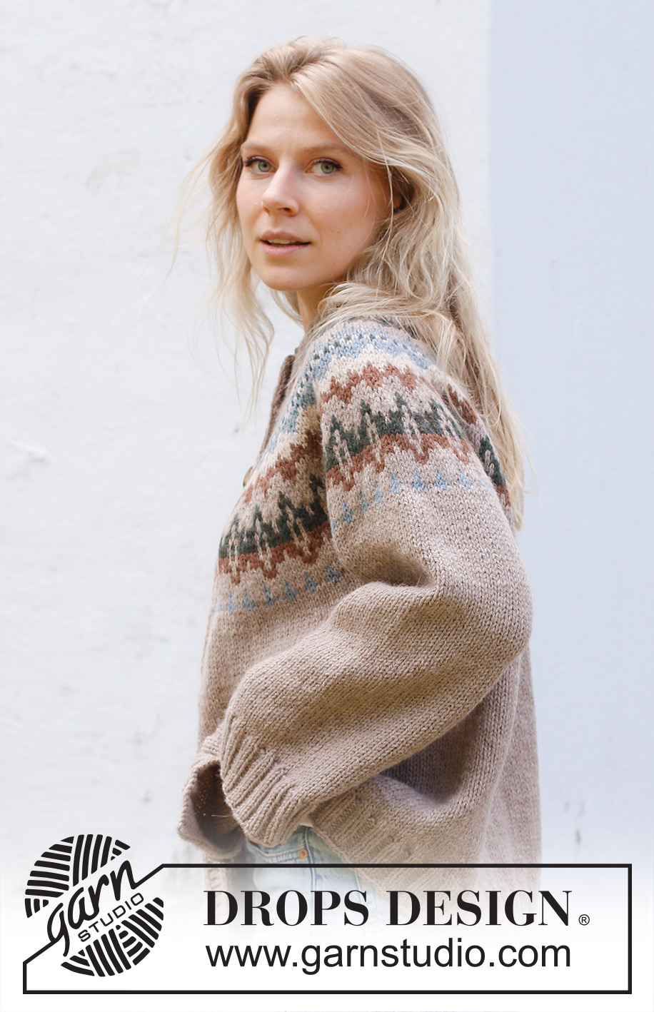 Autumn Reflections Cardigan / DROPS 244-23 - Ylhäältä alas neulottu jakku DROPS Nepal-langasta. Työssä on kaarroke, kirjoneuletta ja kaksinkertainen pääntien reunus. Koot S-XXXL.