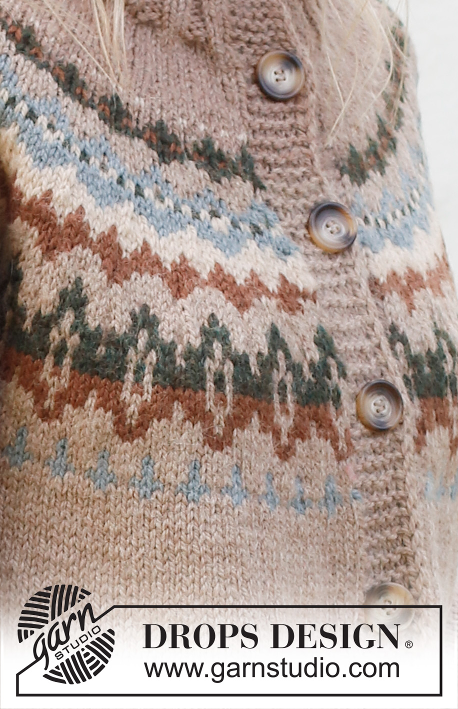 Autumn Reflections Cardigan / DROPS 244-23 - Ylhäältä alas neulottu jakku DROPS Nepal-langasta. Työssä on kaarroke, kirjoneuletta ja kaksinkertainen pääntien reunus. Koot S-XXXL.