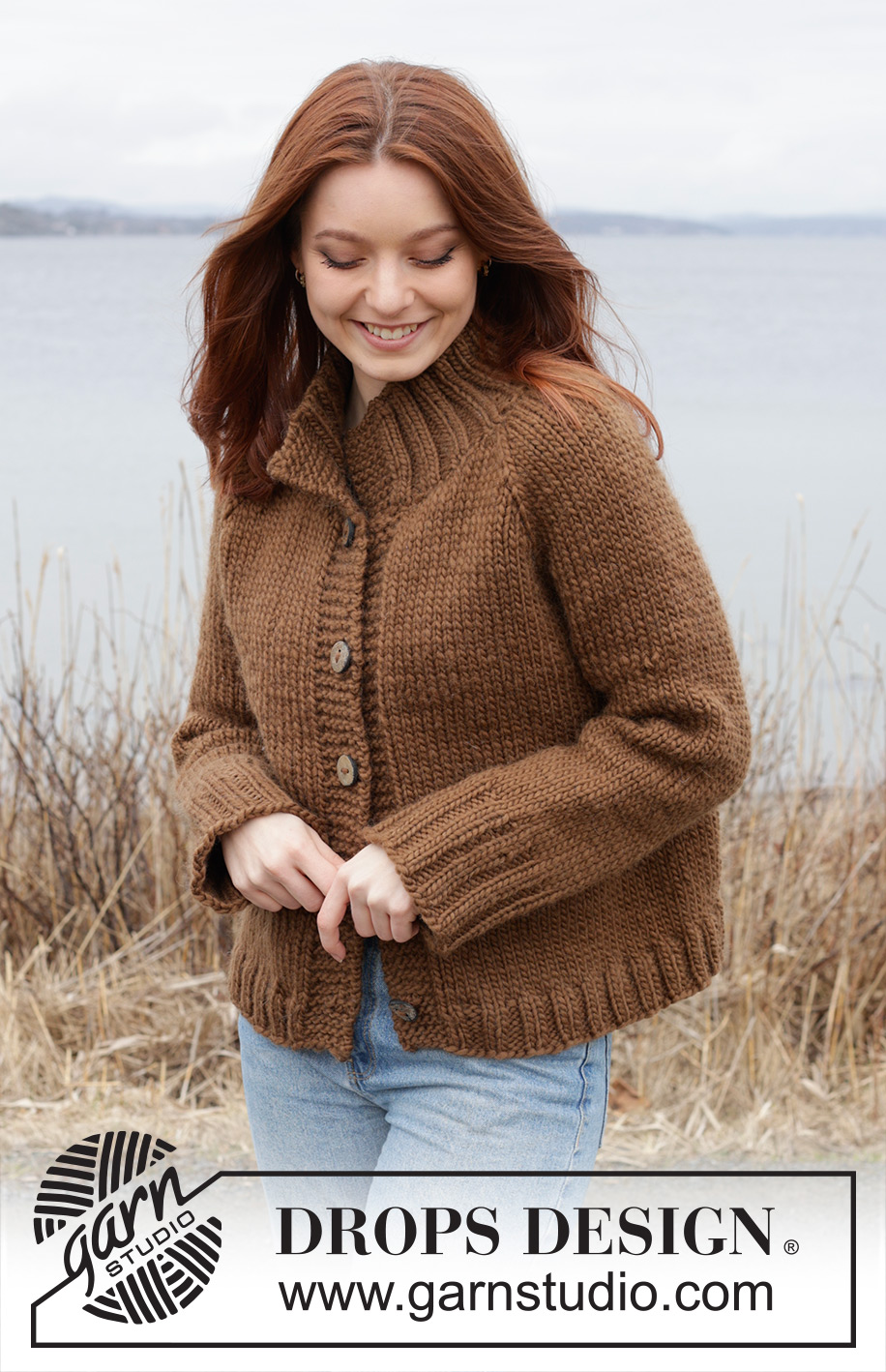 Autumn Amber Cardigan / DROPS 244-26 - Gebreid vest in DROPS Snow. Het werk wordt van boven naar beneden gebreid met tricotsteek, raglan en hoge col. Maten S - XXXL.