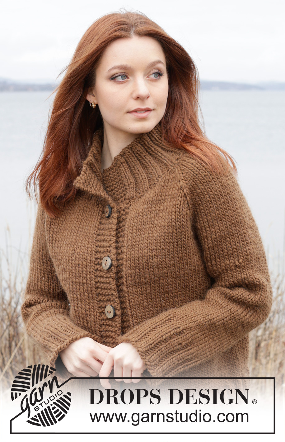 Autumn Amber Cardigan / DROPS 244-26 - Gebreid vest in DROPS Snow. Het werk wordt van boven naar beneden gebreid met tricotsteek, raglan en hoge col. Maten S - XXXL.