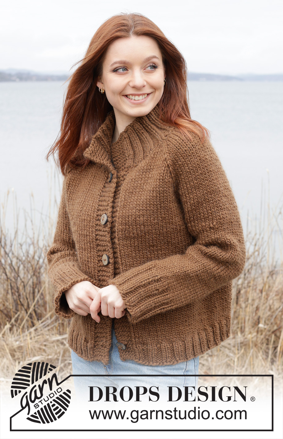 Autumn Amber Cardigan / DROPS 244-26 - Gebreid vest in DROPS Snow. Het werk wordt van boven naar beneden gebreid met tricotsteek, raglan en hoge col. Maten S - XXXL.