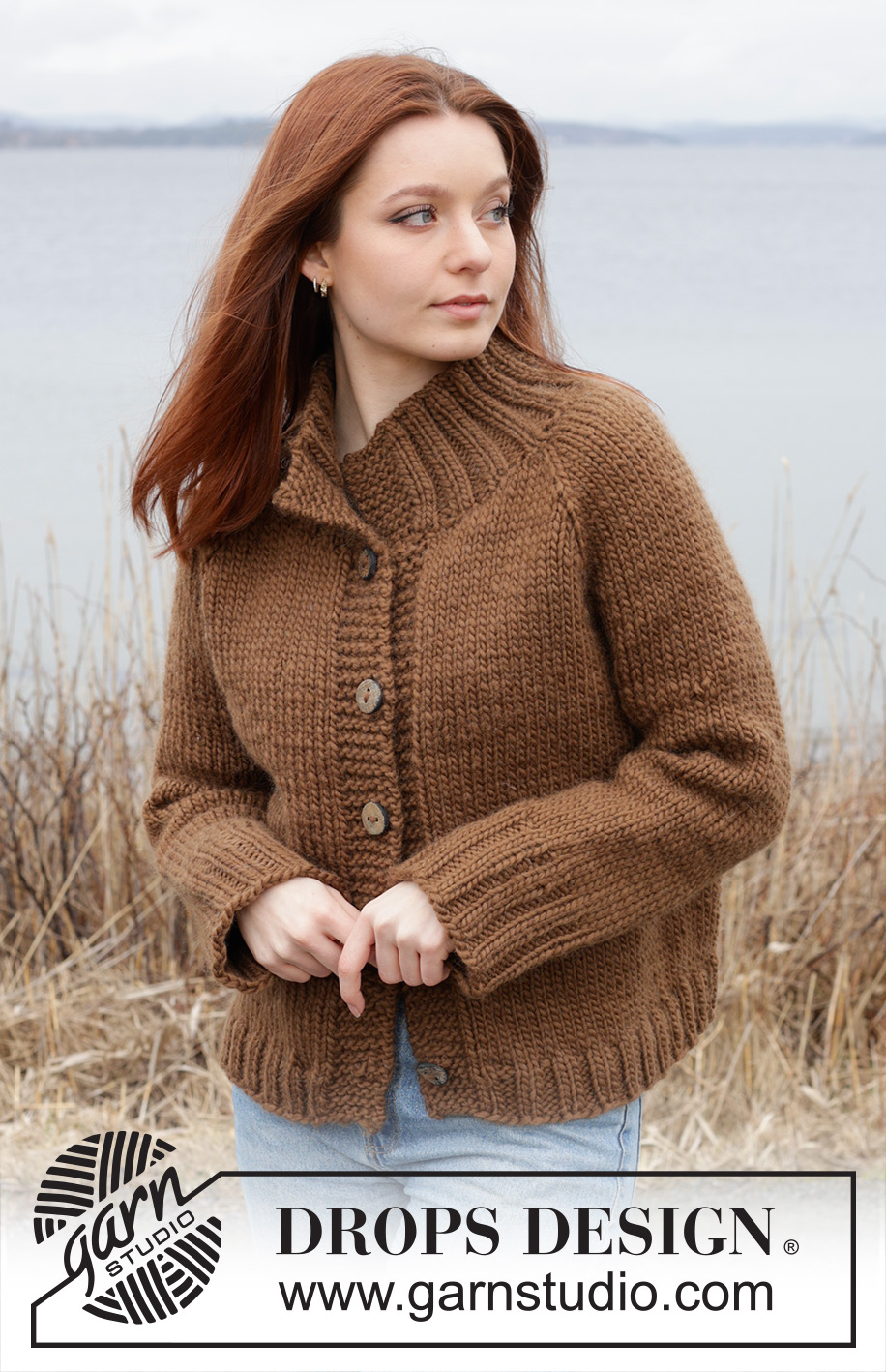Autumn Amber Cardigan / DROPS 244-26 - Gebreid vest in DROPS Snow. Het werk wordt van boven naar beneden gebreid met tricotsteek, raglan en hoge col. Maten S - XXXL.