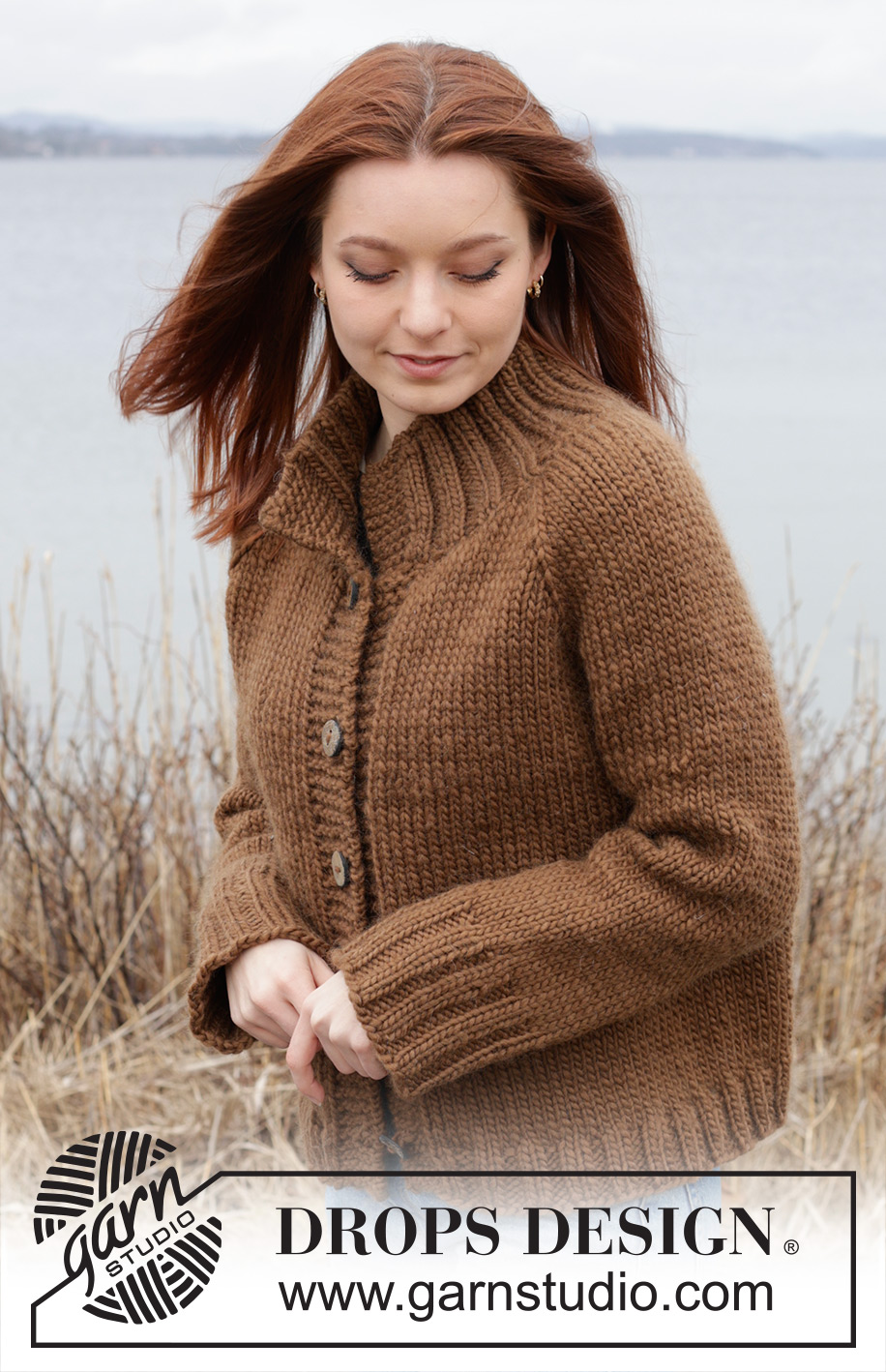 Autumn Amber Cardigan / DROPS 244-26 - Gebreid vest in DROPS Snow. Het werk wordt van boven naar beneden gebreid met tricotsteek, raglan en hoge col. Maten S - XXXL.