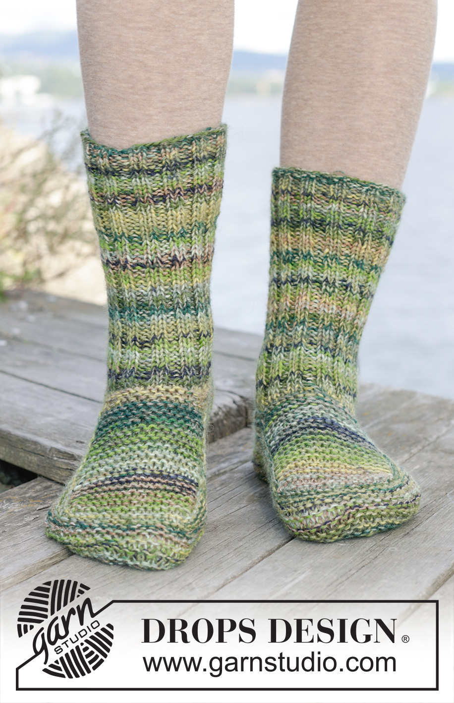 Woodland Trail / DROPS 244-34 - Gebreide sloffen met ribbelsteek en boordsteek, in 2 draden DROPS Fabel. Maten 35 – 43.