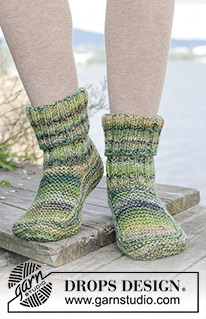 Woodland Trail / DROPS 244-34 - Gebreide sloffen met ribbelsteek en boordsteek, in 2 draden DROPS Fabel. Maten 35 – 43.