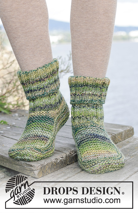 Woodland Trail / DROPS 244-34 - Gebreide sloffen met ribbelsteek en boordsteek, in 2 draden DROPS Fabel. Maten 35 – 43.