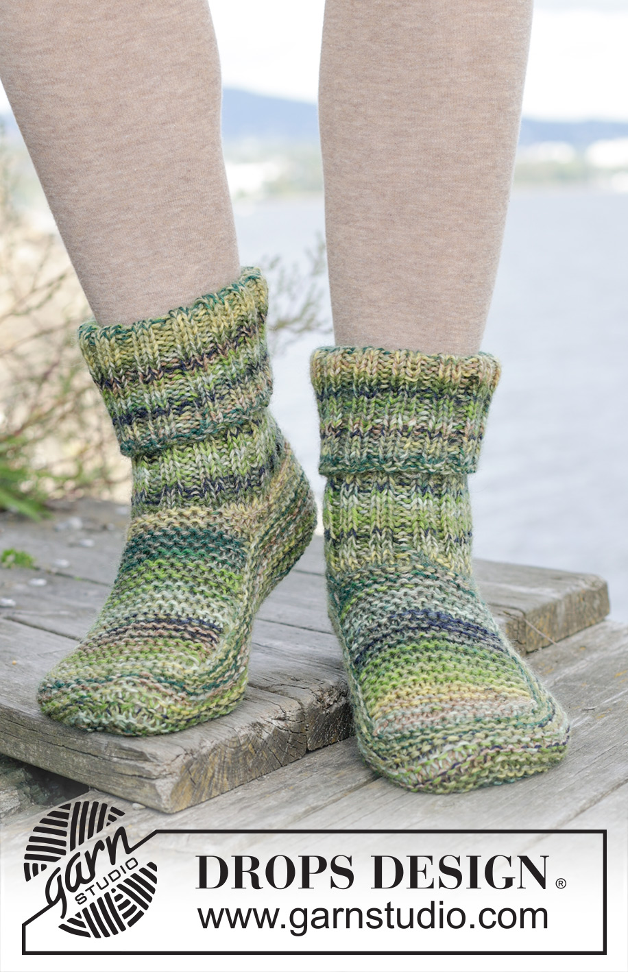 Woodland Trail / DROPS 244-34 - Gebreide sloffen met ribbelsteek en boordsteek, in 2 draden DROPS Fabel. Maten 35 – 43.