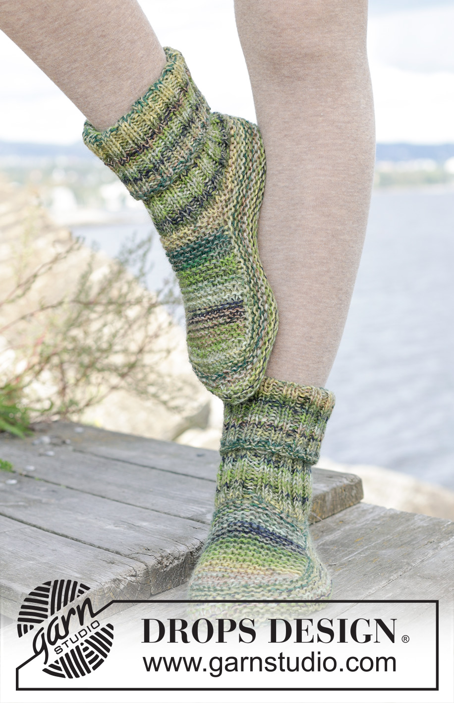 Woodland Trail / DROPS 244-34 - Gebreide sloffen met ribbelsteek en boordsteek, in 2 draden DROPS Fabel. Maten 35 – 43.