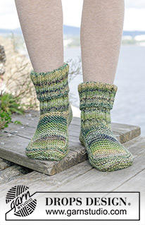 Woodland Trail / DROPS 244-34 - Gebreide sloffen met ribbelsteek en boordsteek, in 2 draden DROPS Fabel. Maten 35 – 43.