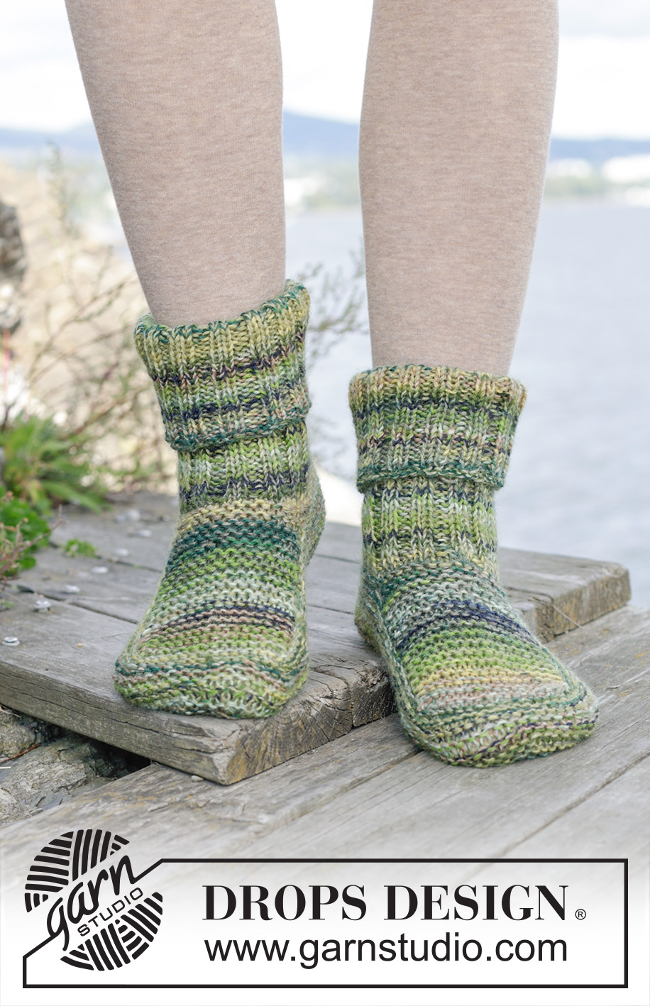 Woodland Trail / DROPS 244-34 - Gebreide sloffen met ribbelsteek en boordsteek, in 2 draden DROPS Fabel. Maten 35 – 43.