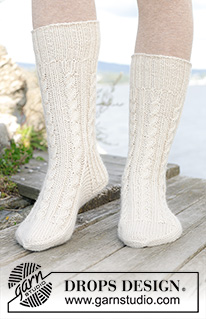 Frosted Links / DROPS 244-39 - Knitted half-length socks with cables in DROPS Karisma or DROPS Fiesta. Sizes 35 – 43 = 4 ½ - 12 1/2.