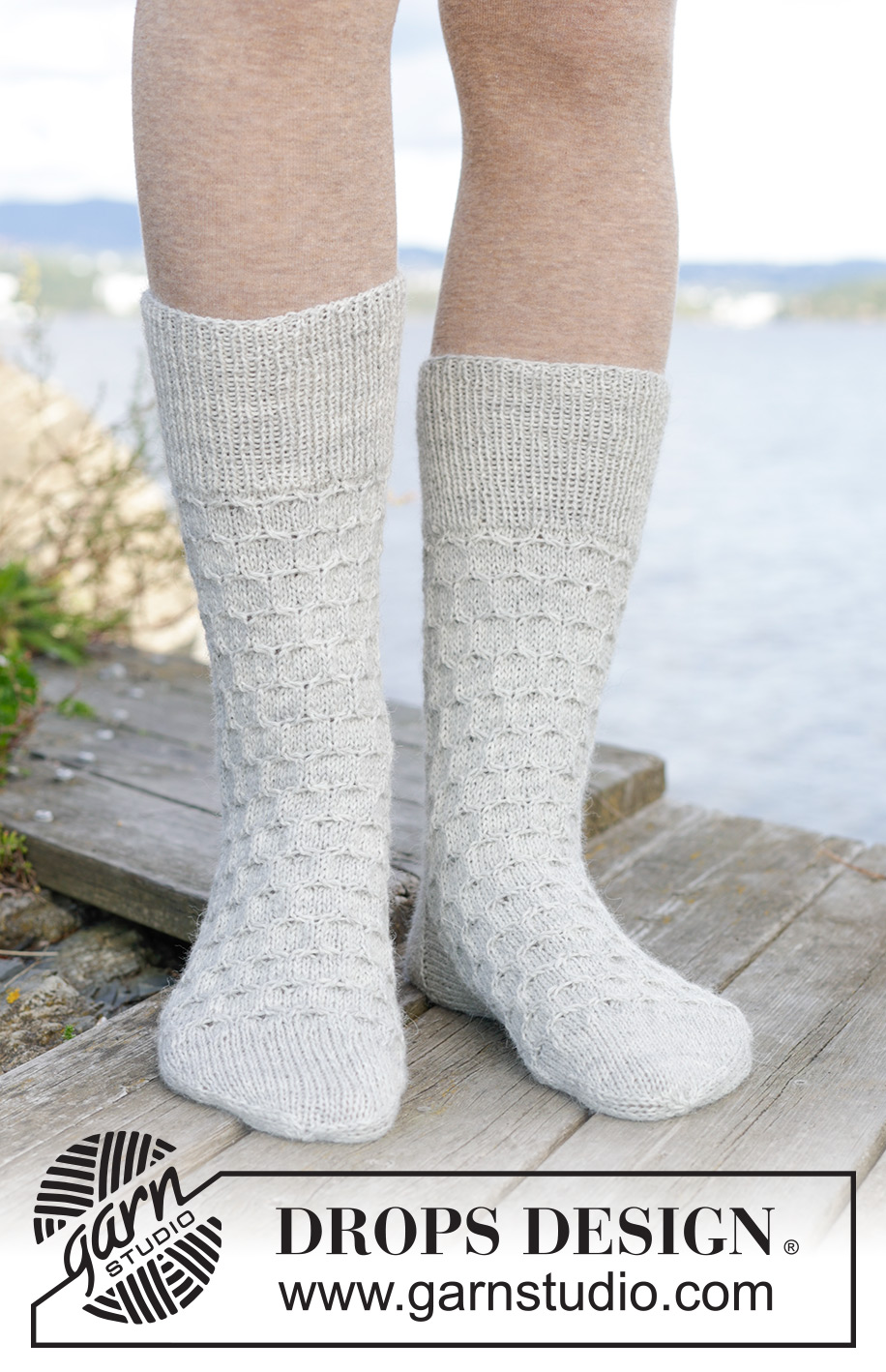 Step into Winter / DROPS 244-40 - Stickade sockor med bikupsmönster i DROPS Fabel.
Storlek 35 – 43.