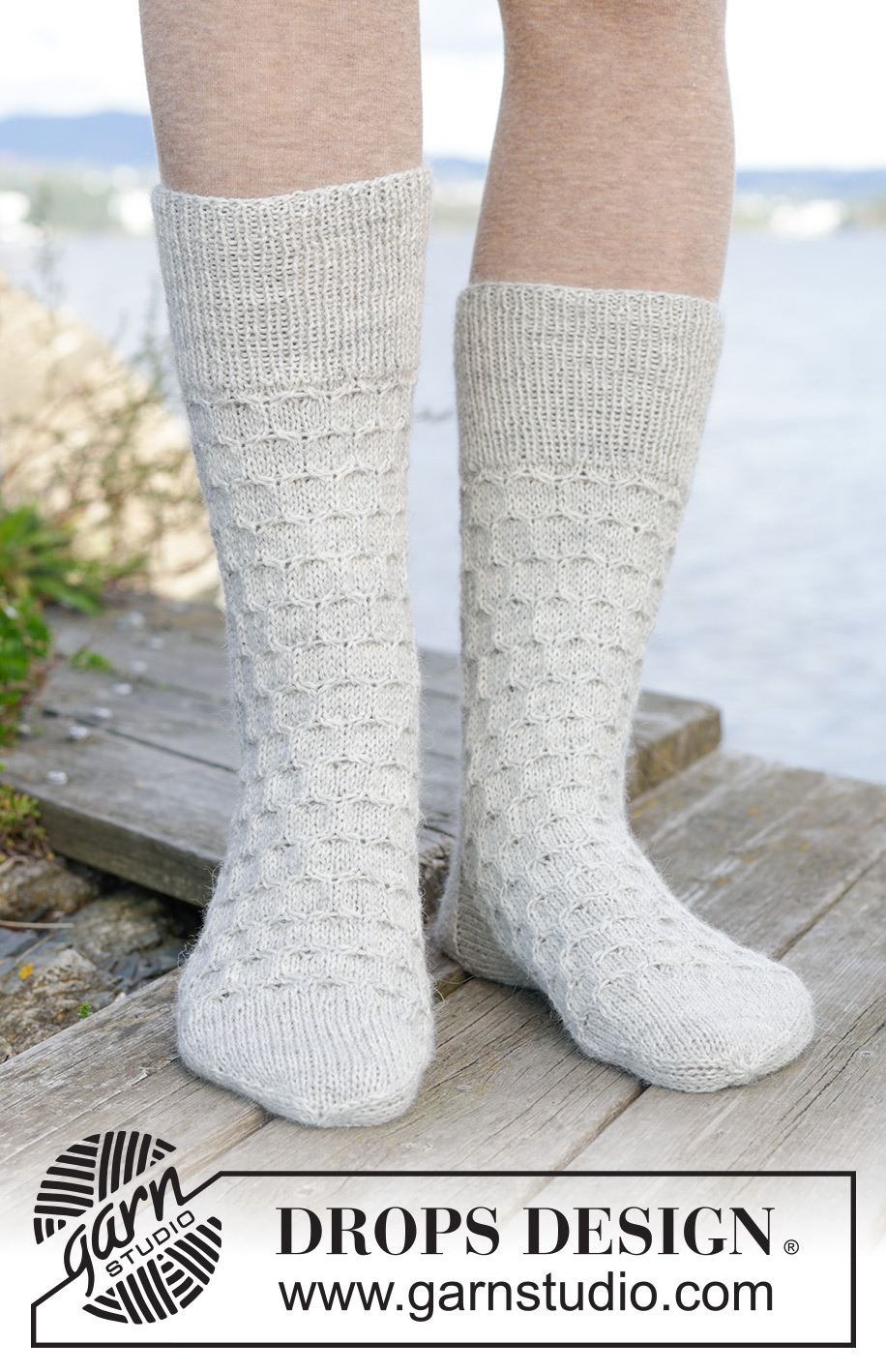 Step into Winter / DROPS 244-40 - Stickade sockor med bikupsmönster i DROPS Fabel.
Storlek 35 – 43.