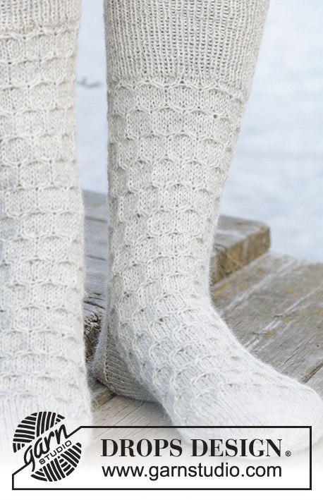 Step into Winter / DROPS 244-40 - Stickade sockor med bikupsmönster i DROPS Fabel.
Storlek 35 – 43.