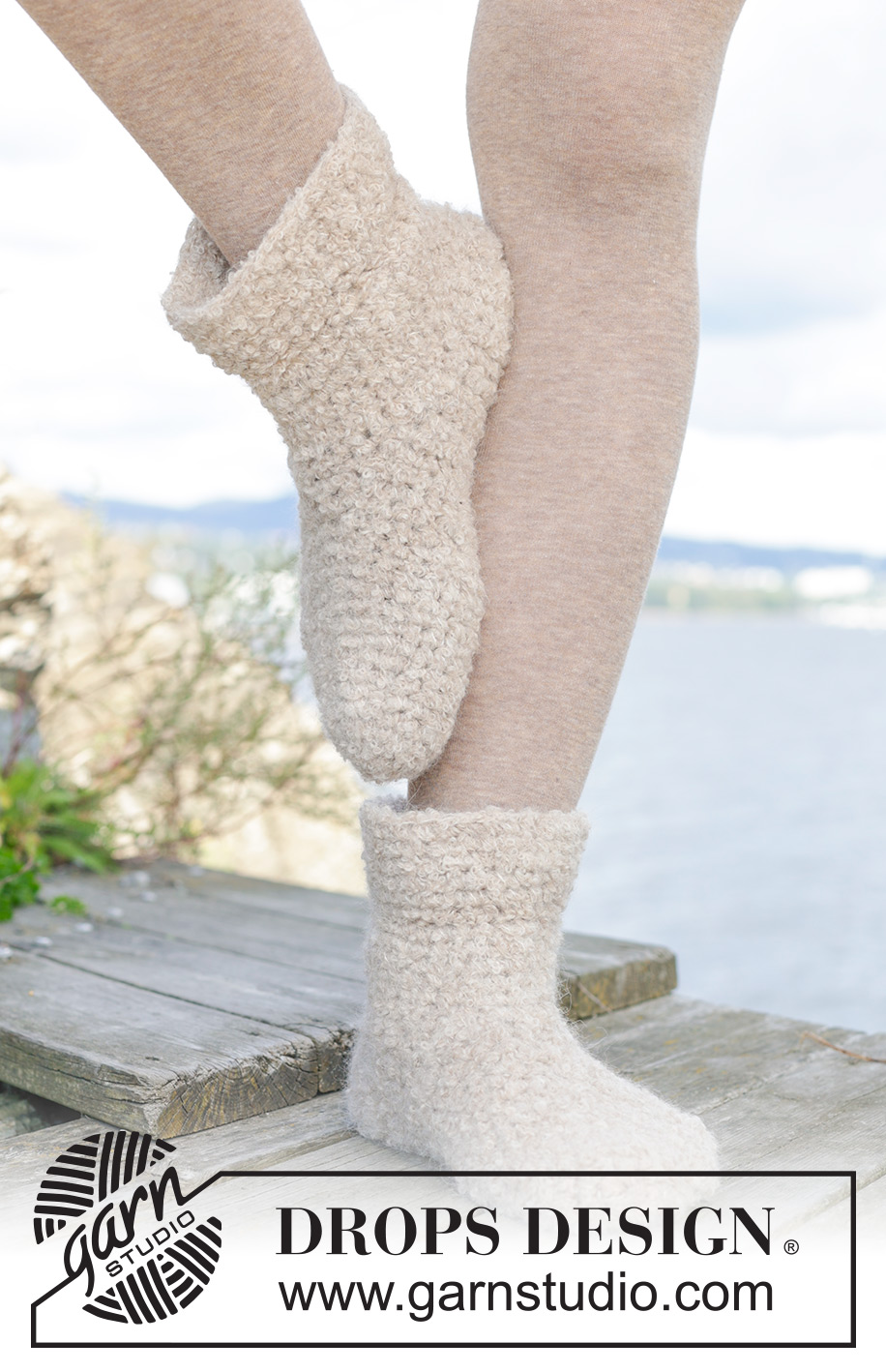 Snow Stompers / DROPS 244-41 - Gehaakte sloffen in DROPS Alpaca Bouclé en DROPS Brushed Alpaca Silk. Maten 35-43.
