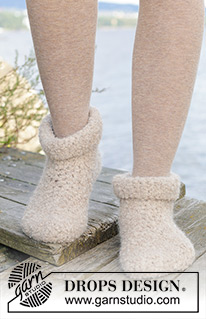 Snow Stompers / DROPS 244-41 - Gehaakte sloffen in DROPS Alpaca Bouclé en DROPS Brushed Alpaca Silk. Maten 35-43.