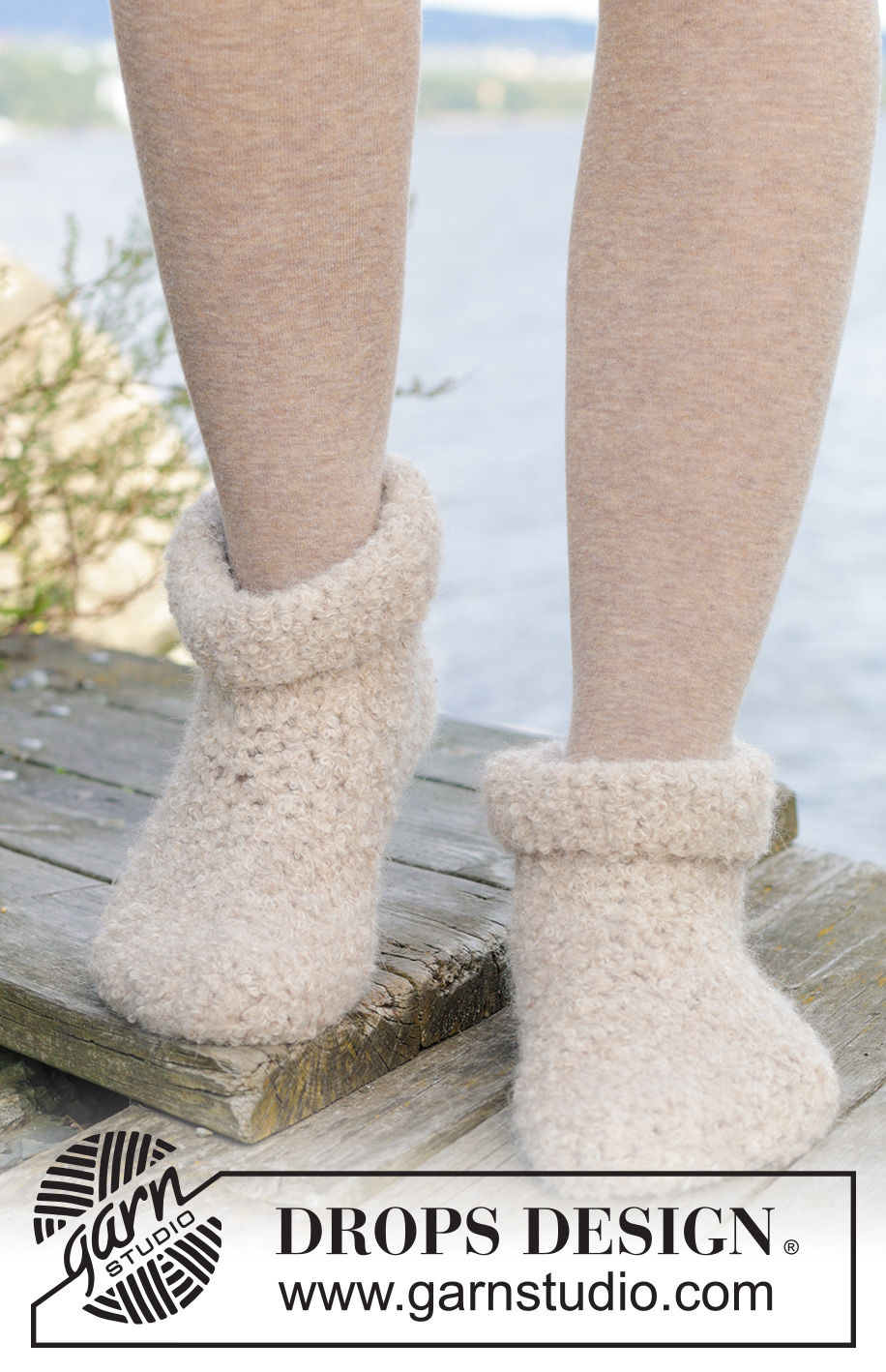 Snow Stompers / DROPS 244-41 - Gehaakte sloffen in DROPS Alpaca Bouclé en DROPS Brushed Alpaca Silk. Maten 35-43.