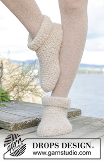 Snow Stompers / DROPS 244-41 - Gehaakte sloffen in DROPS Alpaca Bouclé en DROPS Brushed Alpaca Silk. Maten 35-43.