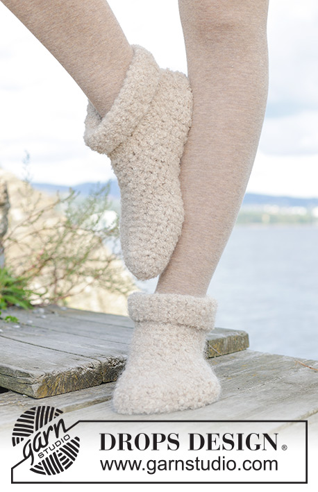 Snow Stompers / DROPS 244-41 - Gehaakte sloffen in DROPS Alpaca Bouclé en DROPS Brushed Alpaca Silk. Maten 35-43.