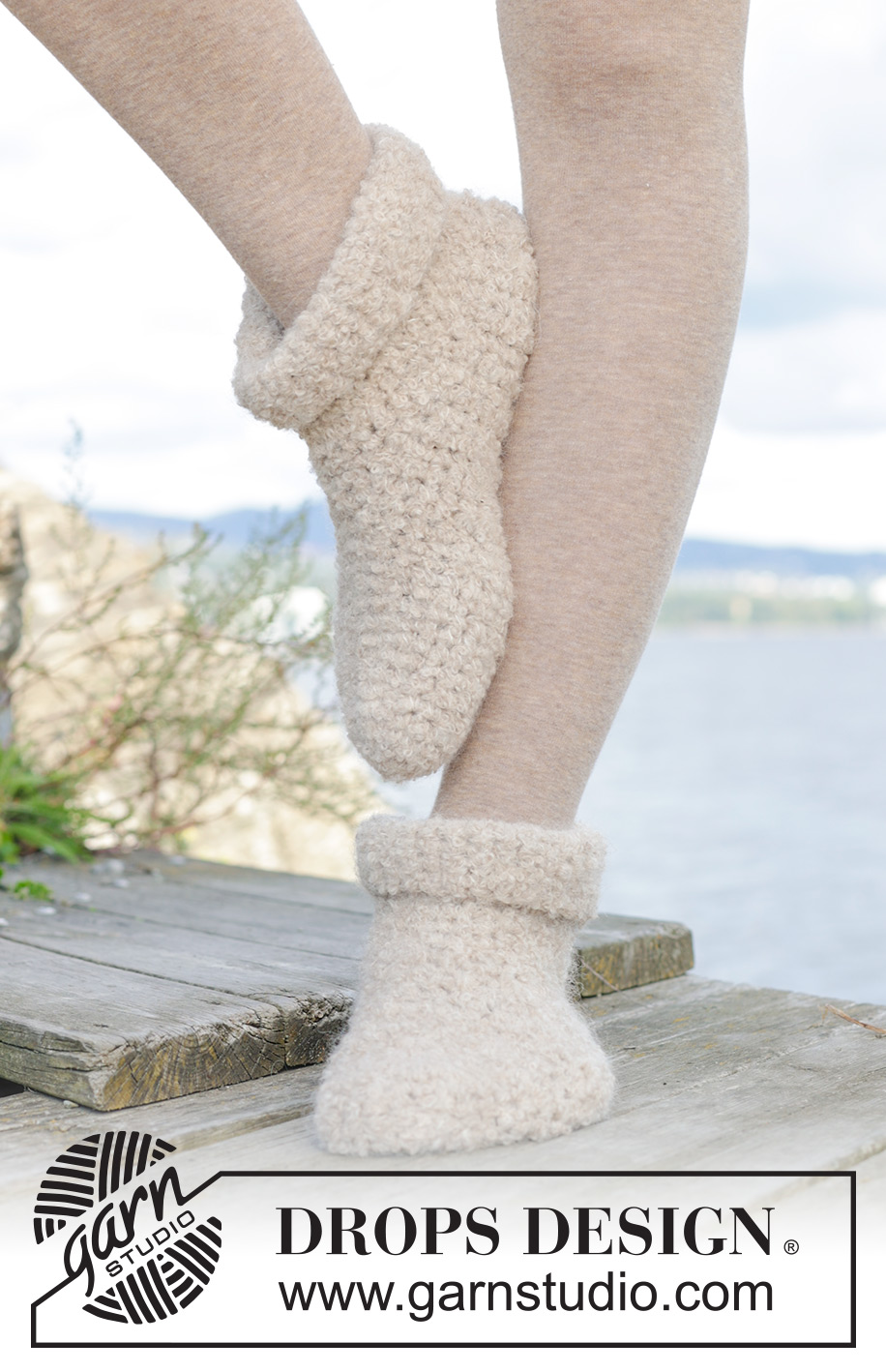 Snow Stompers / DROPS 244-41 - Gehaakte sloffen in DROPS Alpaca Bouclé en DROPS Brushed Alpaca Silk. Maten 35-43.