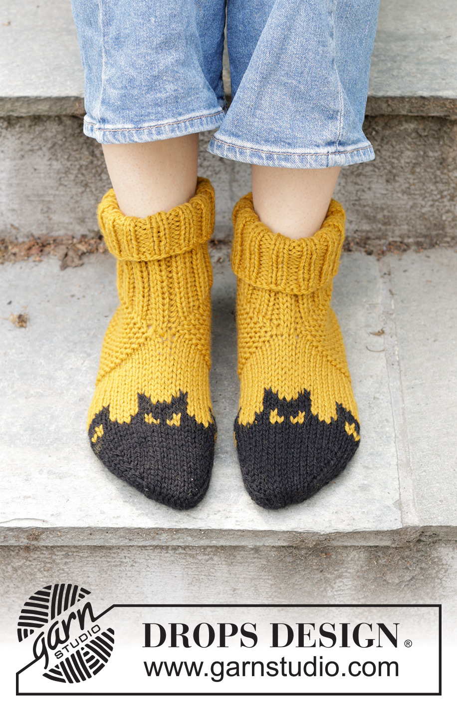 Holy Socks! / DROPS 244-43 - Strikkede sutsko i DROPS Alaska. Arbejdet strikkes fra tåen og op med flerfarvet mønster med flagermus. Størrelse 35-43. Tema: Halloween.