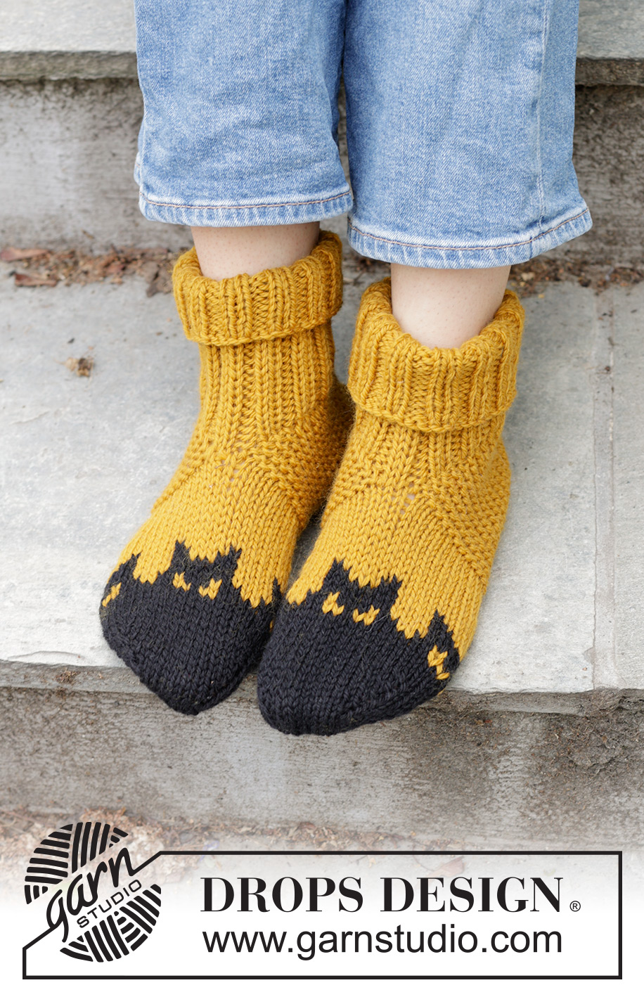 Holy Socks! / DROPS 244-43 - Strikkede sutsko i DROPS Alaska. Arbejdet strikkes fra tåen og op med flerfarvet mønster med flagermus. Størrelse 35-43. Tema: Halloween.