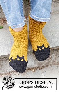 Holy Socks! / DROPS 244-43 - Strikkede sutsko i DROPS Alaska. Arbejdet strikkes fra tåen og op med flerfarvet mønster med flagermus. Størrelse 35-43. Tema: Halloween.
