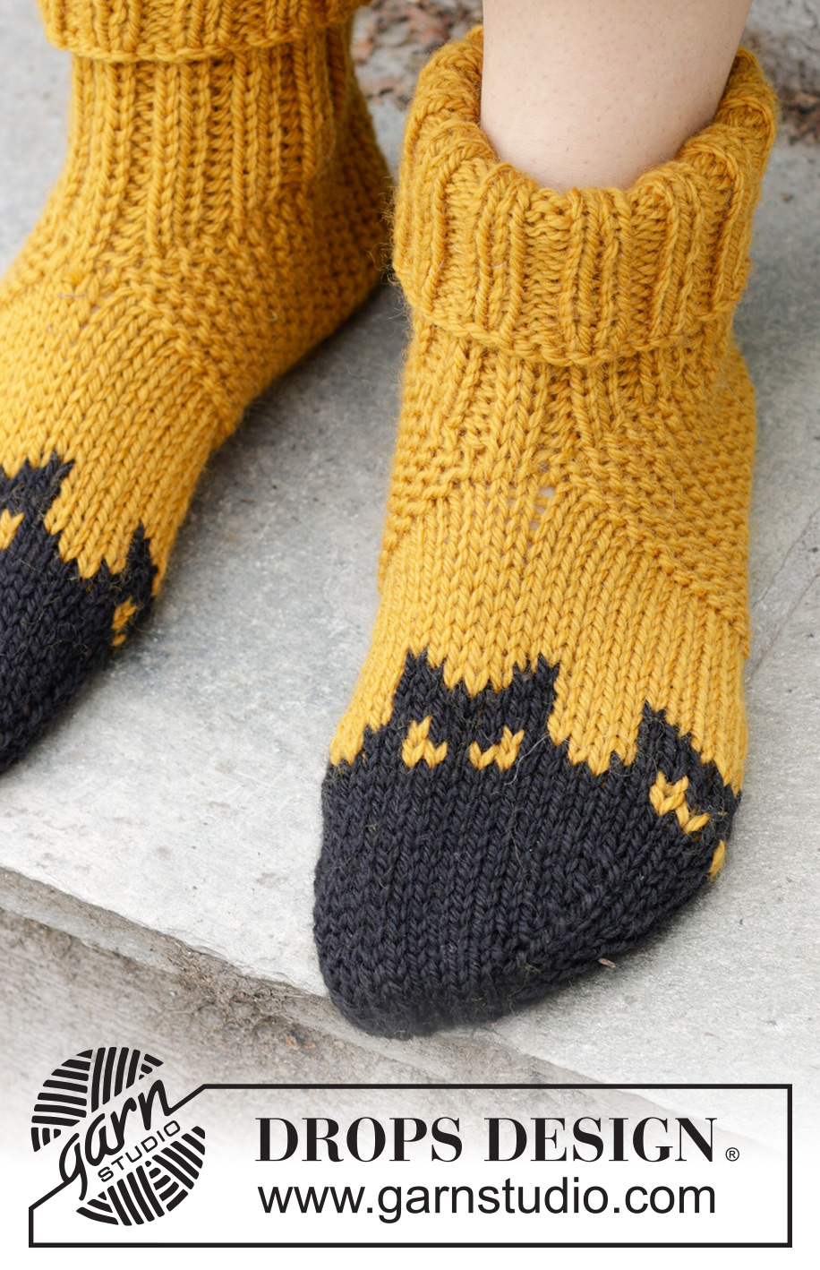 Holy Socks! / DROPS 244-43 - Strikkede sutsko i DROPS Alaska. Arbejdet strikkes fra tåen og op med flerfarvet mønster med flagermus. Størrelse 35-43. Tema: Halloween.