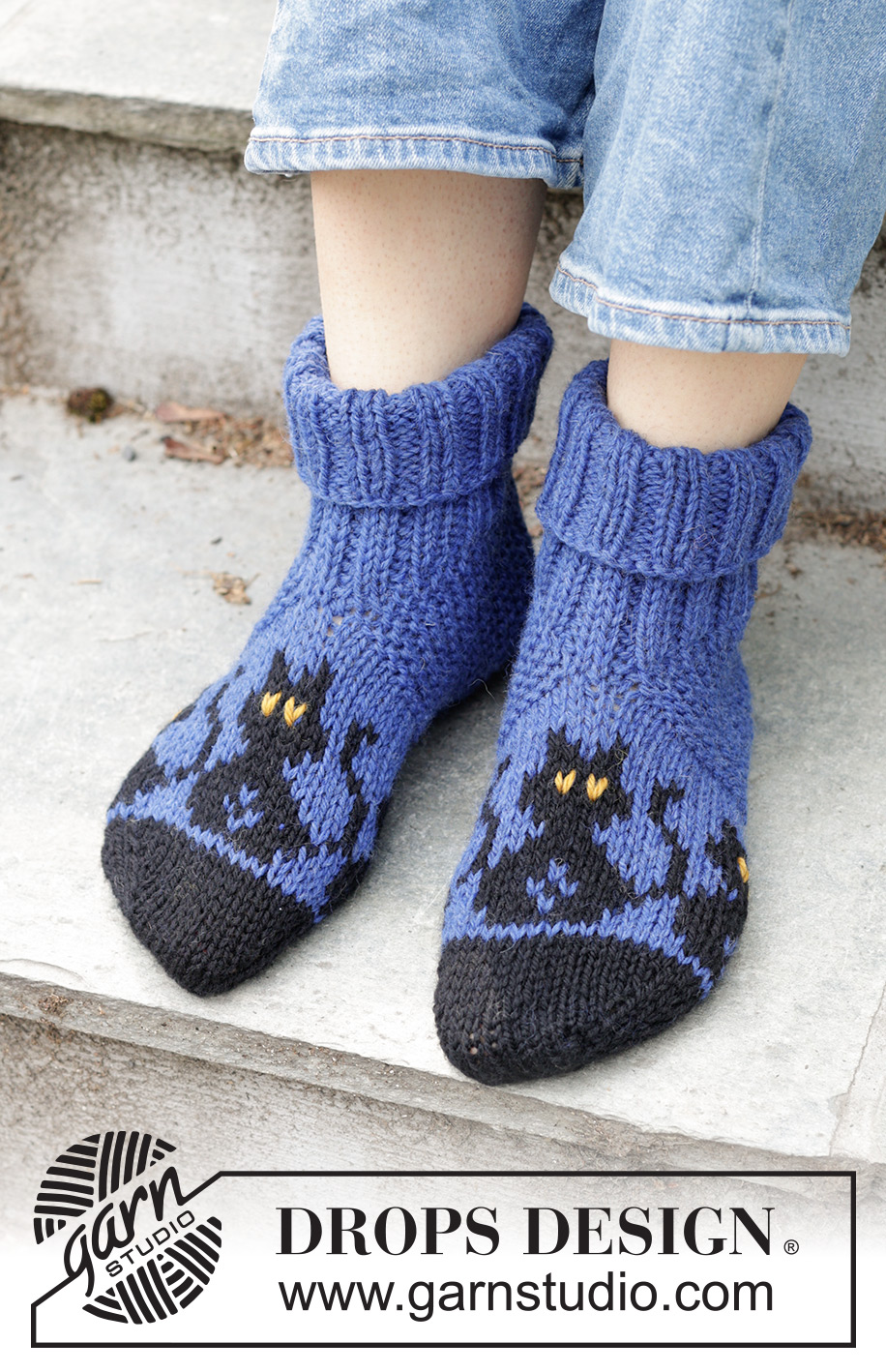 Bewitched Cat Socks / DROPS 244-44 - Strikkede sutsko i DROPS Alaska. Arbejdet strikkes fra tåen og op med flerfarvet mønster med katte. Størrelse 35-43. Tema: Halloween.