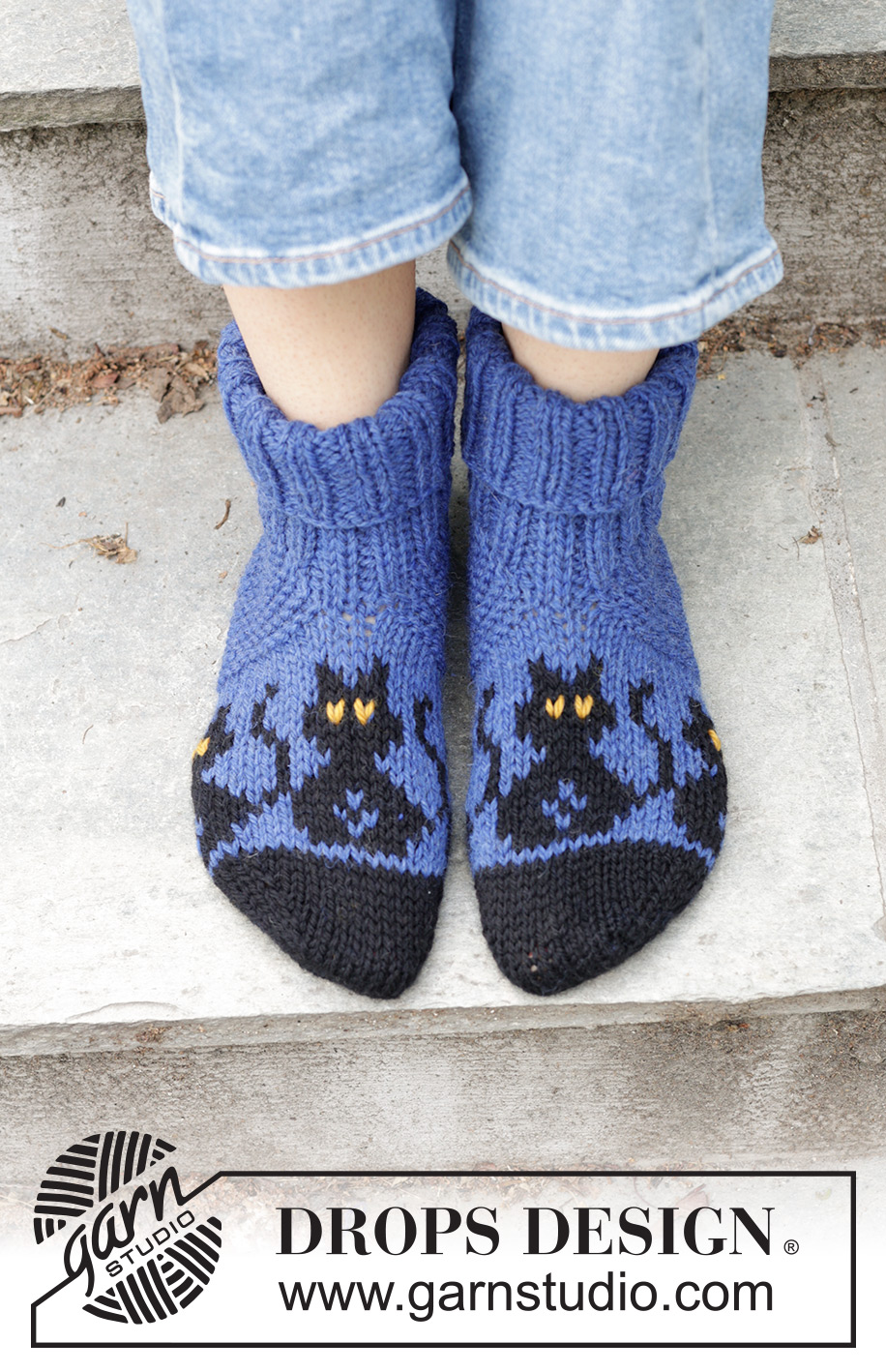 Bewitched Cat Socks / DROPS 244-44 - Strikkede sutsko i DROPS Alaska. Arbejdet strikkes fra tåen og op med flerfarvet mønster med katte. Størrelse 35-43. Tema: Halloween.