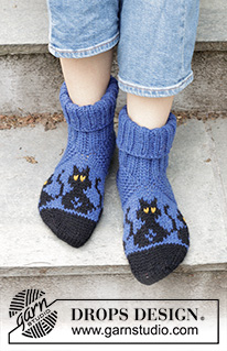 Bewitched Cat Socks / DROPS 244-44 - Strikkede sutsko i DROPS Alaska. Arbejdet strikkes fra tåen og op med flerfarvet mønster med katte. Størrelse 35-43. Tema: Halloween.