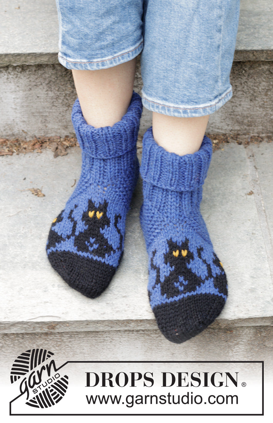Bewitched Cat Socks / DROPS 244-44 - Strikkede sutsko i DROPS Alaska. Arbejdet strikkes fra tåen og op med flerfarvet mønster med katte. Størrelse 35-43. Tema: Halloween.
