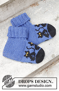 Bewitched Cat Socks / DROPS 244-44 - Strikkede sutsko i DROPS Alaska. Arbejdet strikkes fra tåen og op med flerfarvet mønster med katte. Størrelse 35-43. Tema: Halloween.