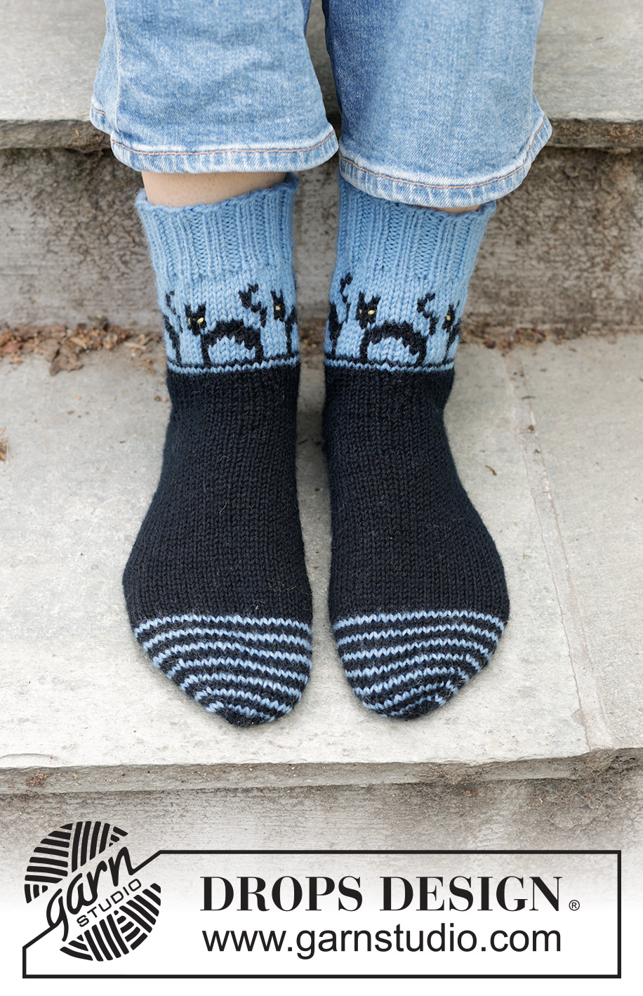 Spooky Evening Socks / DROPS 244-45 - Knitted socks in DROPS Karisma. The piece is worked from the toe upwards, with a multicolored pattern with cats and wedge heel. Sizes 35-43 = US 4 ½ - 12 1/2. Theme: Halloween.