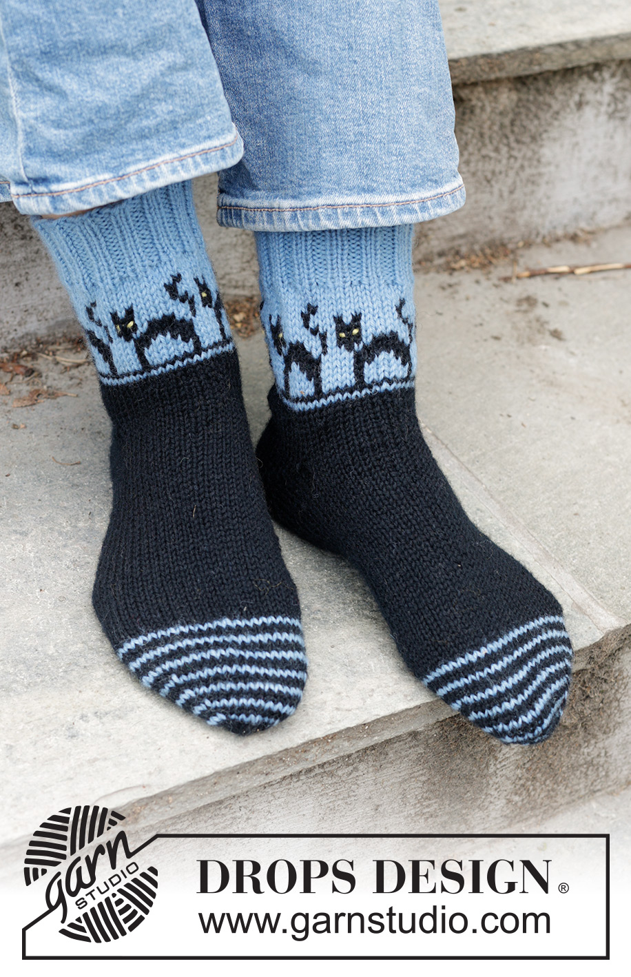 Spooky Evening Socks / DROPS 244-45 - Knitted socks in DROPS Karisma. The piece is worked from the toe upwards, with a multicolored pattern with cats and wedge heel. Sizes 35-43 = US 4 ½ - 12 1/2. Theme: Halloween.