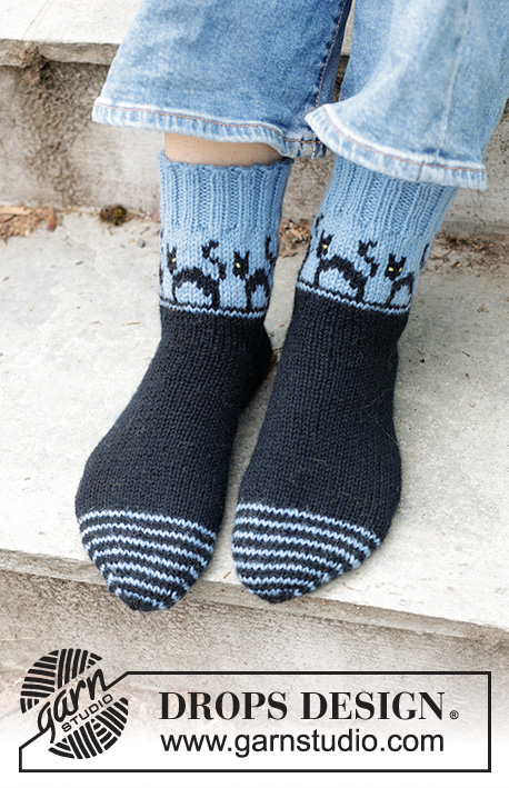 Spooky Evening Socks / DROPS 244-45 - Knitted socks in DROPS Karisma. The piece is worked from the toe upwards, with a multicolored pattern with cats and wedge heel. Sizes 35-43 = US 4 ½ - 12 1/2. Theme: Halloween.