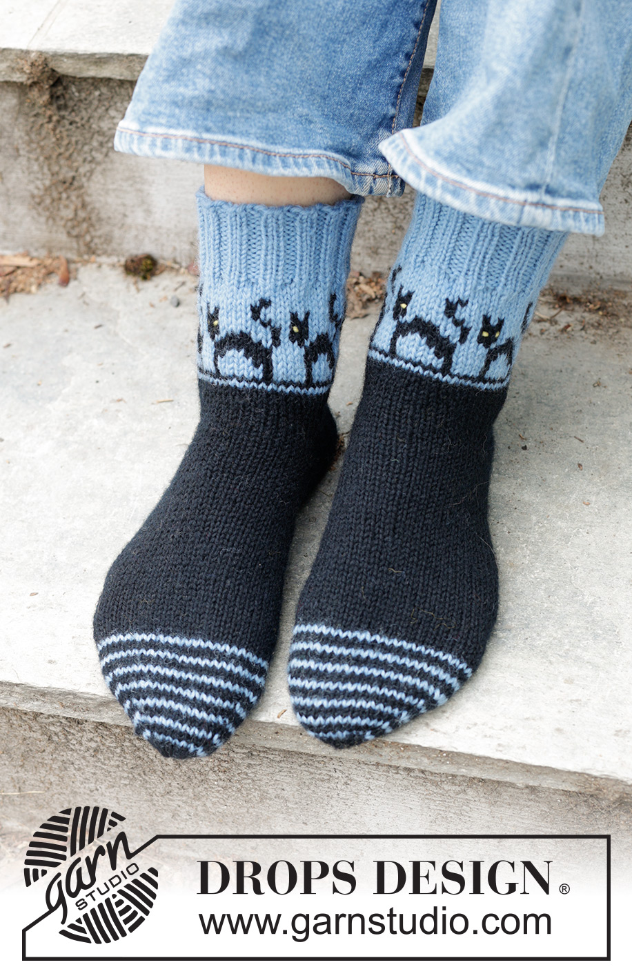 Spooky Evening Socks / DROPS 244-45 - Knitted socks in DROPS Karisma. The piece is worked from the toe upwards, with a multicolored pattern with cats and wedge heel. Sizes 35-43 = US 4 ½ - 12 1/2. Theme: Halloween.