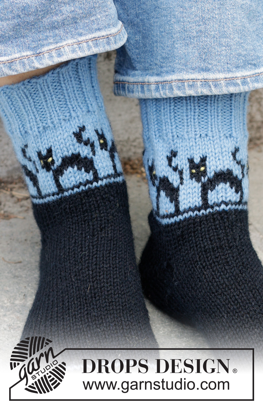 Spooky Evening Socks / DROPS 244-45 - Knitted socks in DROPS Karisma. The piece is worked from the toe upwards, with a multicolored pattern with cats and wedge heel. Sizes 35-43 = US 4 ½ - 12 1/2. Theme: Halloween.