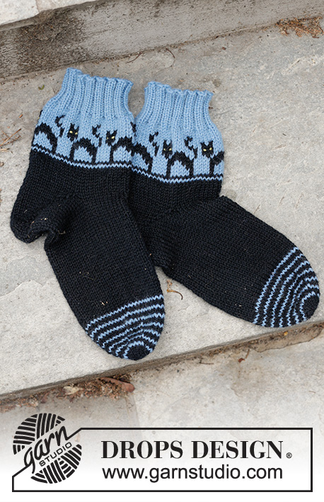Spooky Evening Socks / DROPS 244-45 - Knitted socks in DROPS Karisma. The piece is worked from the toe upwards, with a multicolored pattern with cats and wedge heel. Sizes 35-43 = US 4 ½ - 12 1/2. Theme: Halloween.