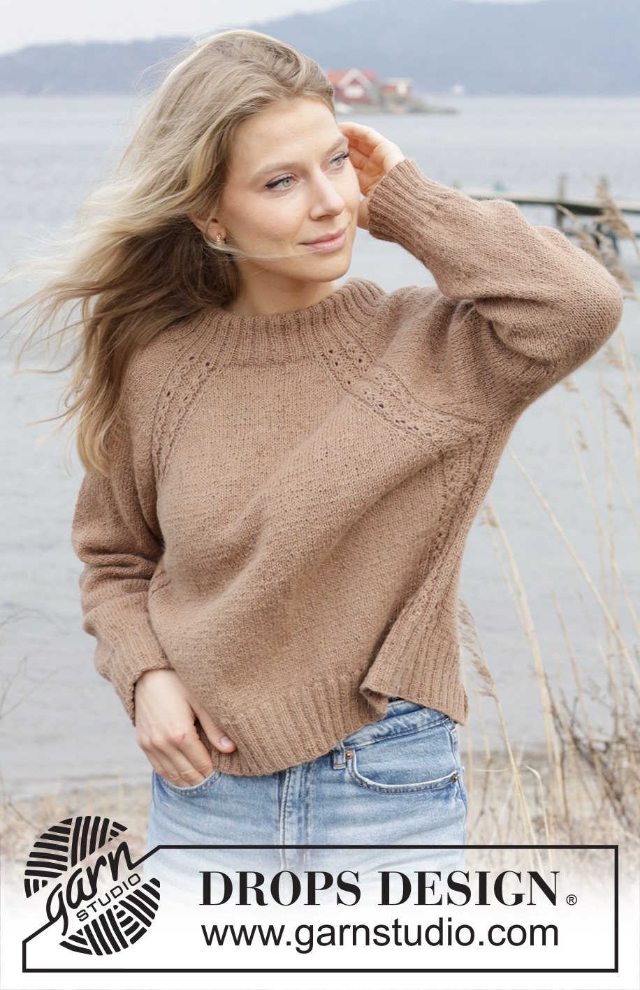 Spill the Beans / DROPS 244-5 - Gebreide trui in DROPS Alpaca. Het werk wordt van boven naar beneden gebreid met dubbele halsrand, raglan en kabels. Maten S - XXXL.