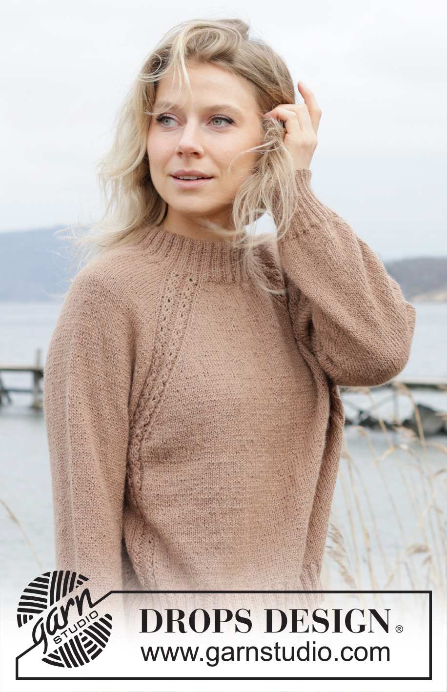 Spill the Beans / DROPS 244-5 - Gebreide trui in DROPS Alpaca. Het werk wordt van boven naar beneden gebreid met dubbele halsrand, raglan en kabels. Maten S - XXXL.