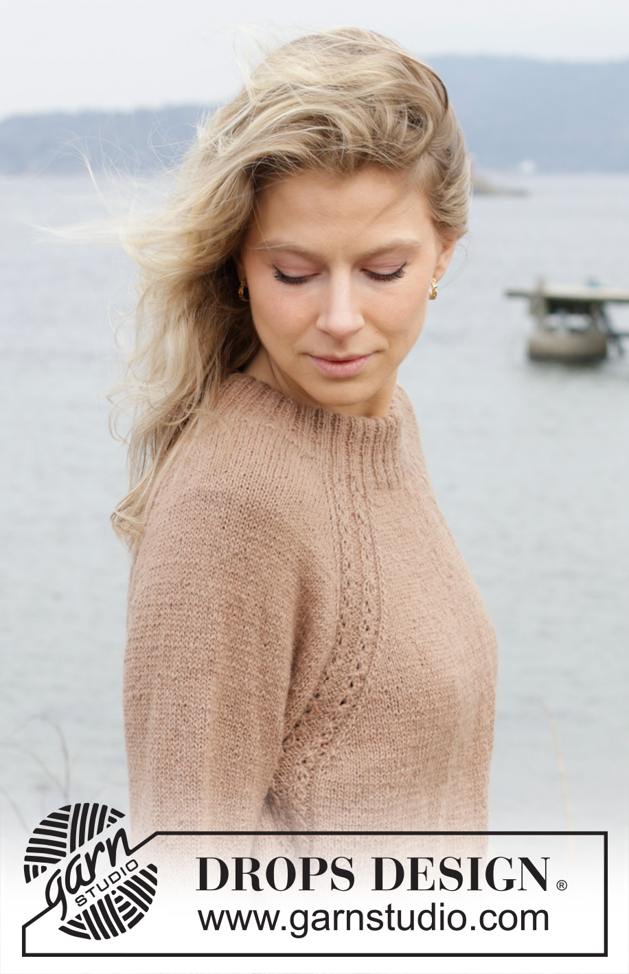 Spill the Beans / DROPS 244-5 - Gebreide trui in DROPS Alpaca. Het werk wordt van boven naar beneden gebreid met dubbele halsrand, raglan en kabels. Maten S - XXXL.