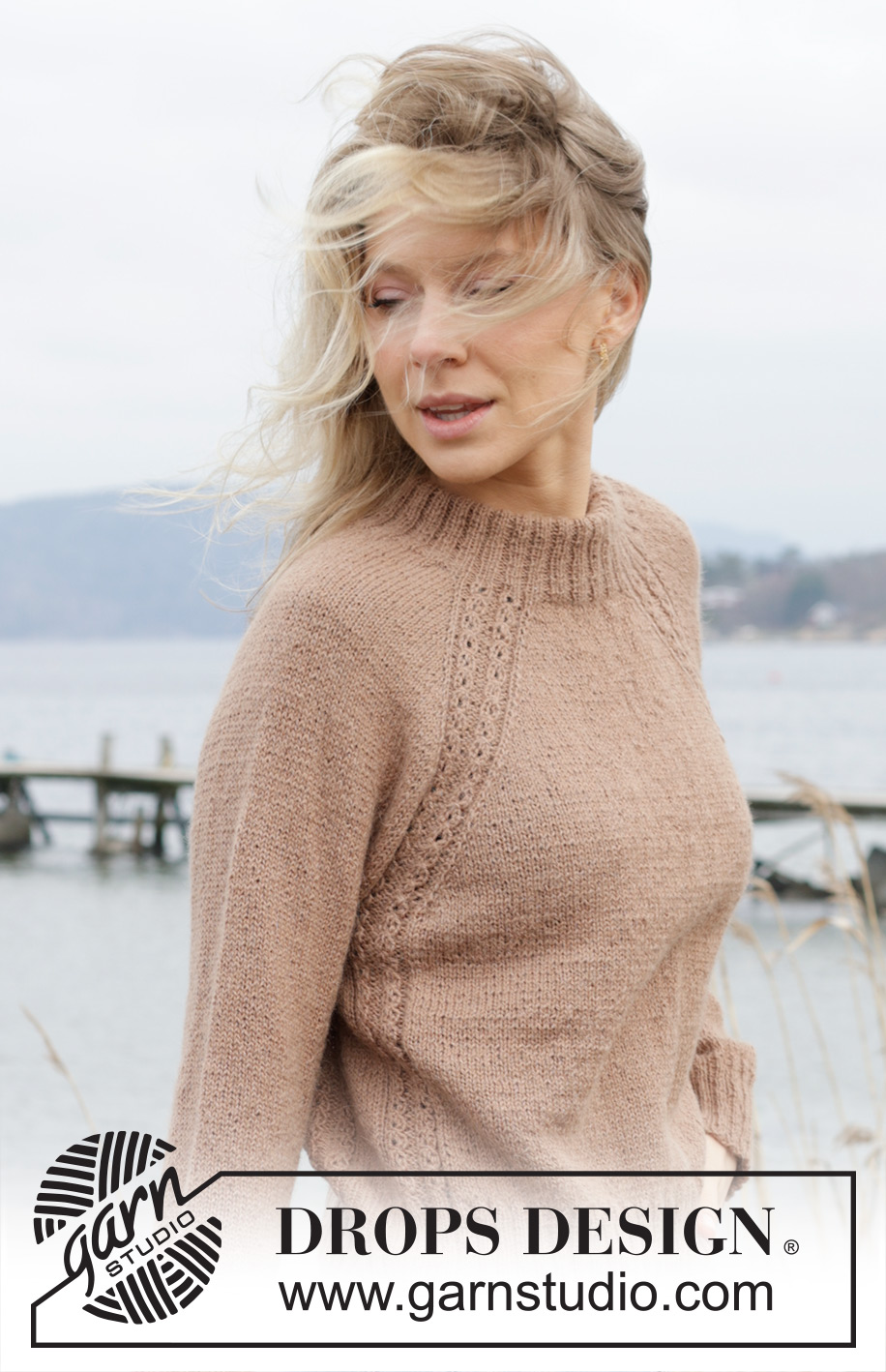 Spill the Beans / DROPS 244-5 - Gebreide trui in DROPS Alpaca. Het werk wordt van boven naar beneden gebreid met dubbele halsrand, raglan en kabels. Maten S - XXXL.