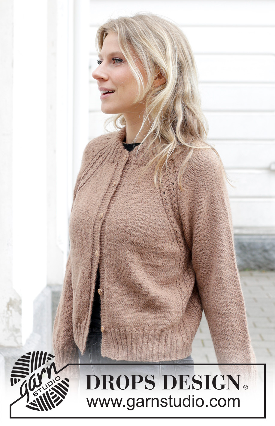Spill the Beans Cardigan / DROPS 244-6 - Gebreid vest in DROPS Alpaca. Het werk wordt van boven naar beneden gebreid met dubbele halsrand, raglan en kabels. Maten S - XXXL.
