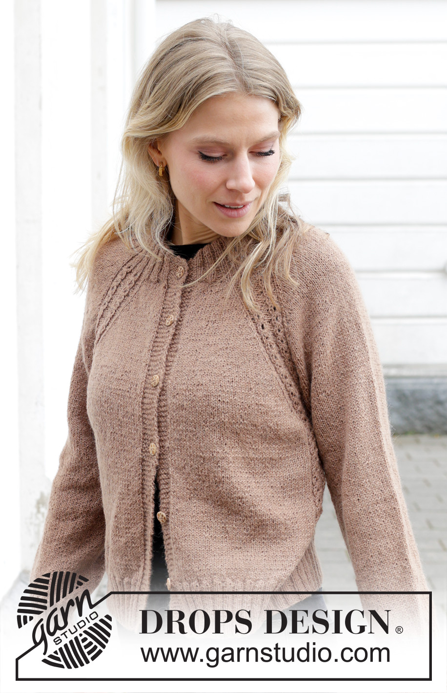Spill the Beans Cardigan / DROPS 244-6 - Gebreid vest in DROPS Alpaca. Het werk wordt van boven naar beneden gebreid met dubbele halsrand, raglan en kabels. Maten S - XXXL.